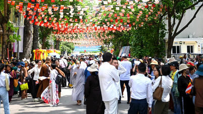 พุทธศาสนิกชนรวมตัวกันที่วัดกวนซูเพื่อรอพิธีแห่พระบรมสารีริกธาตุ