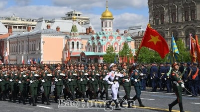Treffen Sie junge Soldaten aus dem Dorf Nhan in der Paradeformation in der Russischen Föderation