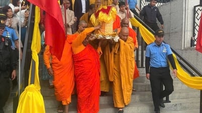 今朝、仏陀の遺骨がバデン山から運び出されました。