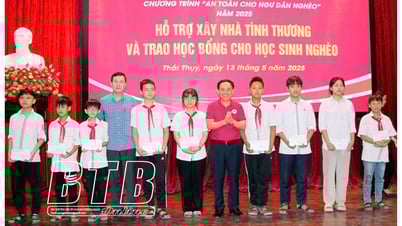 Trao học bổng cho học sinh nghèo và hỗ trợ xây nhà tình thương