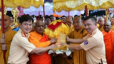 Trang nghiêm lễ cung thỉnh xá lợi Đức Phật từ núi Bà Đen về Hà Nội