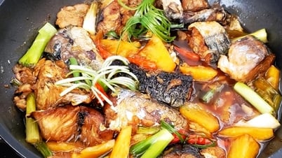 Мясо тушеной рыбы с ананасом нежное, но не разваренное, очень вкусное и совершенно без рыбного запаха.