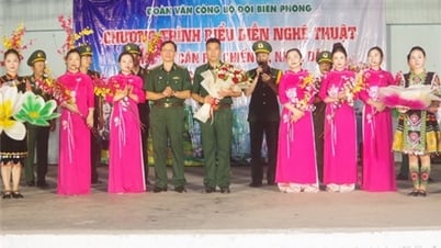 Biểu diễn văn nghệ phục vụ cán bộ, chiến sĩ và nhân dân khu vực biên giới biển