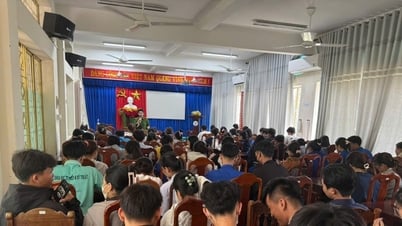 Công an Quảng Nam hướng dẫn sinh viên góp ý sửa đổi Hiến pháp qua VNeID