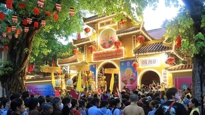 Crowds of people flock to Quan Su Pagoda to worship Buddha's relics
