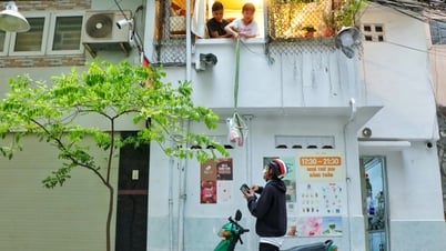 Un café unique avec des cordes à l'intérieur d'une ruelle de Ho Chi Minh-Ville : les clients ont le cou fatigué parce que le propriétaire est... « paresseux »