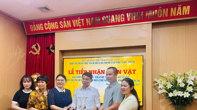 Presenting meaningful artifacts to the President Ho Chi Minh Relic Site at the Presidential Palace