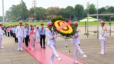 Đại biểu Cháu ngoan Bác Hồ toàn quốc báo công, vào Lăng viếng Bác - Báo Cao Bằng điện tử