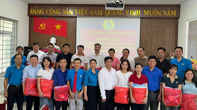 Liên đoàn lao động Mường Khương tặng quà cô đỡ, nhân viên y tế thôn bản và cộng tác viên dân số