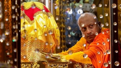 Procession des reliques de Bouddha sur le lac Hoan Kiem pour souhaiter la paix dans le monde