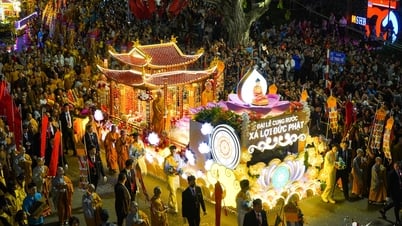Hàng nghìn người lần đầu tiên cung rước xá lợi Đức Phật quanh Hồ Hoàn Kiếm