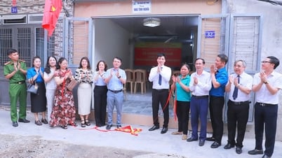 Inauguration de la construction de la « Maison de la Gratitude » pour les ménages quasi-pauvres du quartier de Thuong Ly, district de Hong Bang