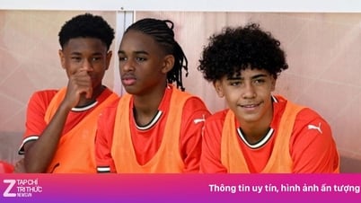 Phản ứng của Ronaldo khi con trai ngồi dự bị