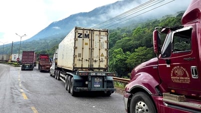 Road to Cha Lo international border gate paralyzed due to hundreds of trucks jammed
