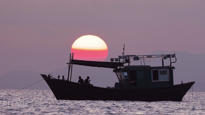 Watching sunrise on Co To island