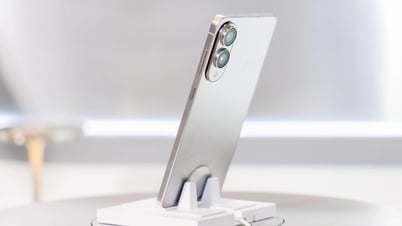 Cận cảnh chiếc Galaxy S mỏng nhất của Samsung