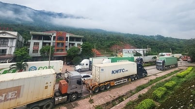 Hundreds of vehicles are stuck waiting to pass through Cha Lo international border gate.