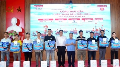 โครงการ 'จุดประกายทะเลกับชาวประมง' มอบของขวัญและทุนการศึกษา 130 รายการในเหงะอาน