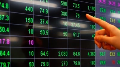 VN-Index vượt 1.300 điểm