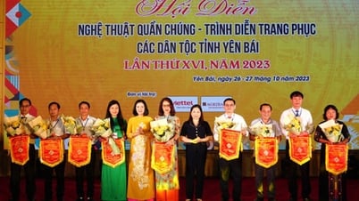 เทศกาลศิลปะมวลชน - การแสดงชุดประจำชาติของจังหวัดเอียนบ๊ายเพื่อเฉลิมฉลองวันเกิดปีที่ 135 ของประธานาธิบดีโฮจิมินห์