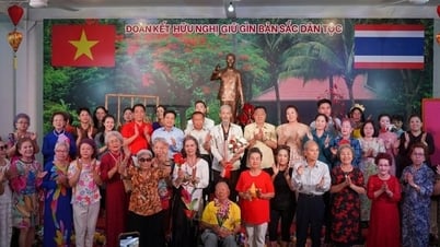 Nhà hát kịch Việt Nam 'chiêu đãi' kiều bào Thái Lan vở kịch Bác Hồ một tình yêu bao la