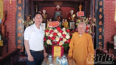 Lãnh đạo Ủy ban MTTQ Việt Nam tỉnh thăm, chúc mừng Đại lễ Phật đản
