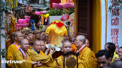 La pagode Quan Su est ouverte toute la nuit pour que les gens et les bouddhistes puissent venir vénérer les reliques de Bouddha.