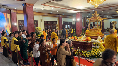 មនុស្ស​រាប់​ពាន់​នាក់​ទៅ​គោរព​ព្រះ​សារីរិកធាតុ​របស់​ព្រះពុទ្ធ​នៅ​វត្ត Quan Su