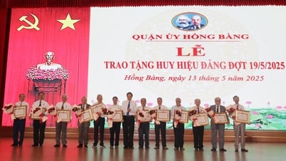 El Comité del Partido del Distrito de Hong Bang otorgó insignias del Partido el 19 de mayo de 2025 a 180 miembros del partido.