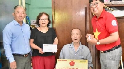 歌手のト・タン・フオンさんは「マイ・ヴァン・トリアン」プログラムからの贈り物を受け取って感動した。