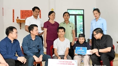 フンホア教区はトゥエンクアンの貧困世帯の仮設住宅の撤去に15億ドンを支援