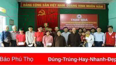 Trao tặng 100 suất quà cho các hộ nghèo tại Tân Sơn