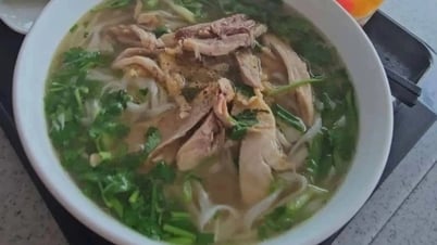 Ăn phở ở sân bay Việt Nam hết gần 400.000 đồng, khách Tây kêu đắt