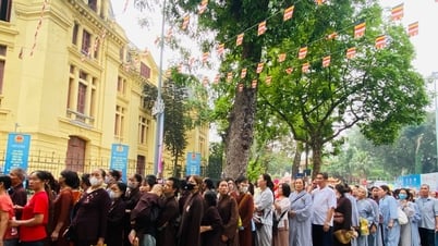 Thousands of people flocked to Quan Su Pagoda from early morning to worship Buddha's relics.