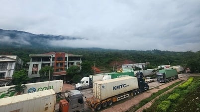Hundreds of vehicles 'stuck' at Cha Lo Border Gate due to damaged road in Laos