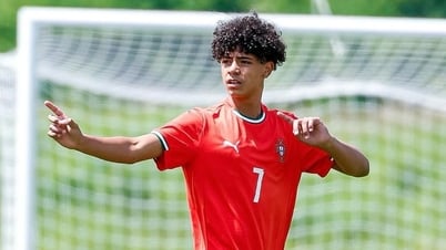 ابن رونالدو يظهر لأول مرة مع منتخب البرتغال تحت 15 عامًا، مرتديًا القميص رقم 7