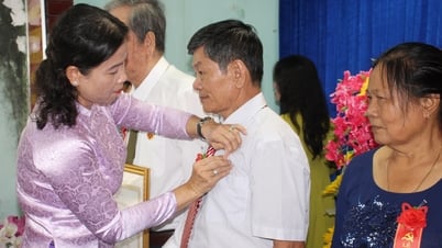 เมือง. บั๊กเลียวมอบป้ายพรรคให้กับสมาชิกพรรค 31 คน