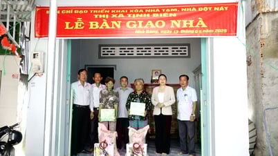 Handing over 2 houses to poor and near-poor households in Nha Bang ward