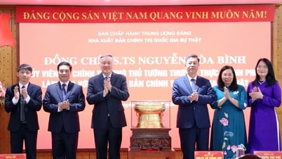 Phó Thủ tướng Thường trực Chính phủ Nguyễn Hòa Bình thăm và làm việc với Nhà xuất bản Chính trị quốc gia Sự thật
