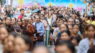 Dòng người bất tận xếp hàng vào chiêm bái xá lợi Phật tại chùa Quán Sứ
