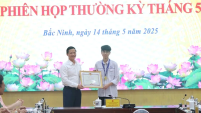 Bac Ninh៖ ប្រគល់​វិញ្ញាបនបត្រ​នៃ​ស្នាដៃ​ដល់​សិស្ស​ដែល​ឈ្នះ​មេដាយមាស​ក្នុង​ព្រឹត្តិការណ៍ Asian Physics Olympiad ឆ្នាំ ២០២៥។
