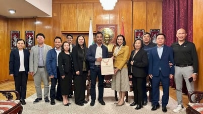 ឯកអគ្គរដ្ឋទូត Nguyen Thi Minh Nguyet បានទទួលជួបគណៈកម្មាធិការប្រតិបត្តិនៃសមាគមវៀតណាមនៅប៊ុលហ្គារី