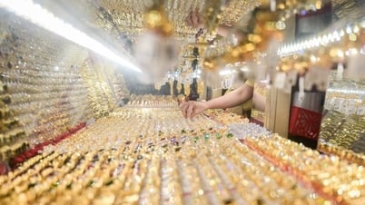 Мировая цена на золото резко упала, отойдя от отметки 3200 долларов США за унцию