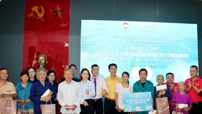 Distribution de 170 cadeaux aux ménages pauvres de Nam Dan