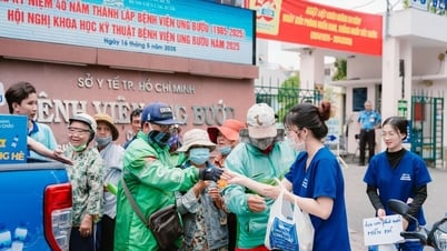 Des sourires frais dans le midi d'été depuis le chariot d'eau gratuit de Long Chau