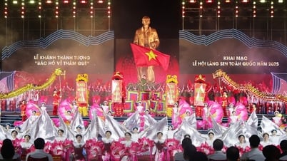 General Secretary To Lam attends the opening ceremony of Sen Village festival and the inauguration of the statue of Uncle Ho visiting his hometown.