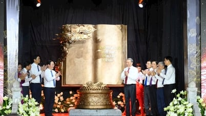 Tổng Bí thư Tô Lâm trao tặng tác phẩm điêu khắc 'Việt Nam - những trang sử vàng' đến Khu Di tích Quốc gia đặc biệt Kim Liên