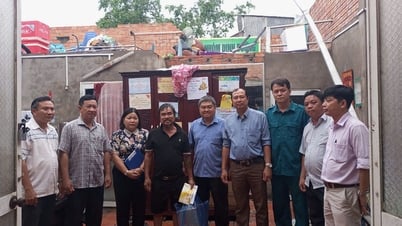 Thăm hỏi, hỗ trợ người dân nhà bị tốc mái ở TP. Long Xuyên