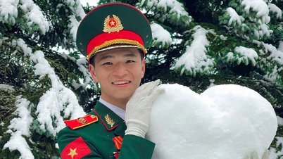 Meet the male soldier with viral 'multitasking' clips on social media while participating in a parade in Russia