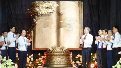 ト・ラム事務総長がキム・リエン遺跡に「ベトナム ― 歴史の黄金のページ」を寄贈